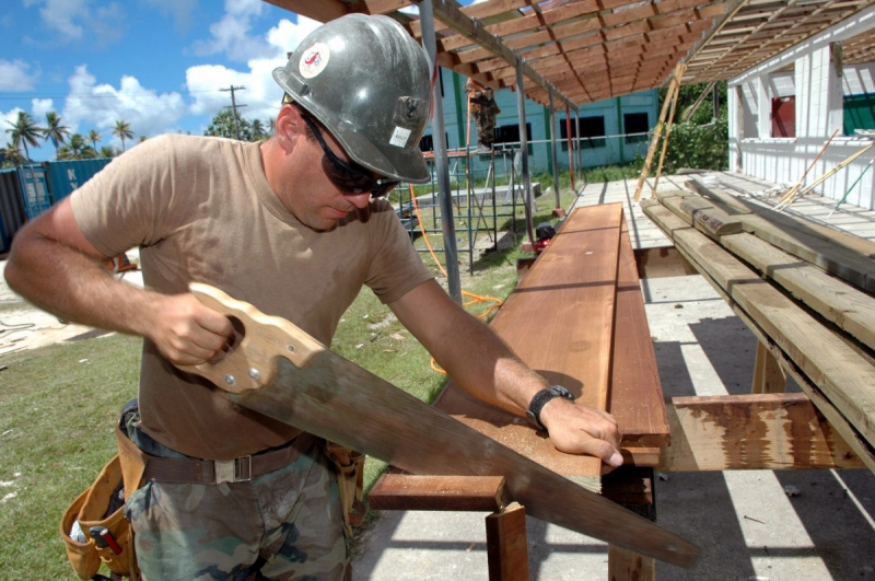 ebeniste-PIGNANS-min_worker_construction_building_carpenter_male_job_build_helmet-893290